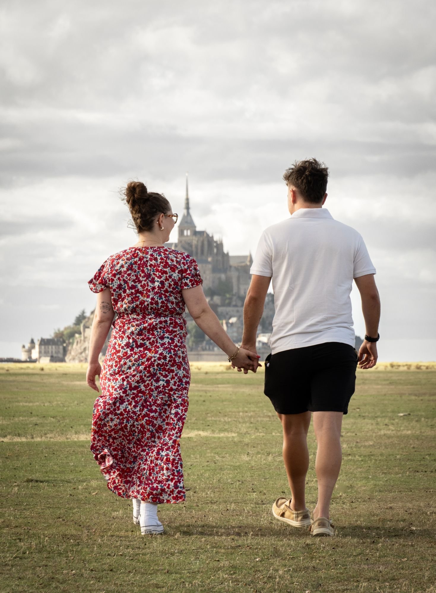 Couple marchant main dans la main vers le Mont
