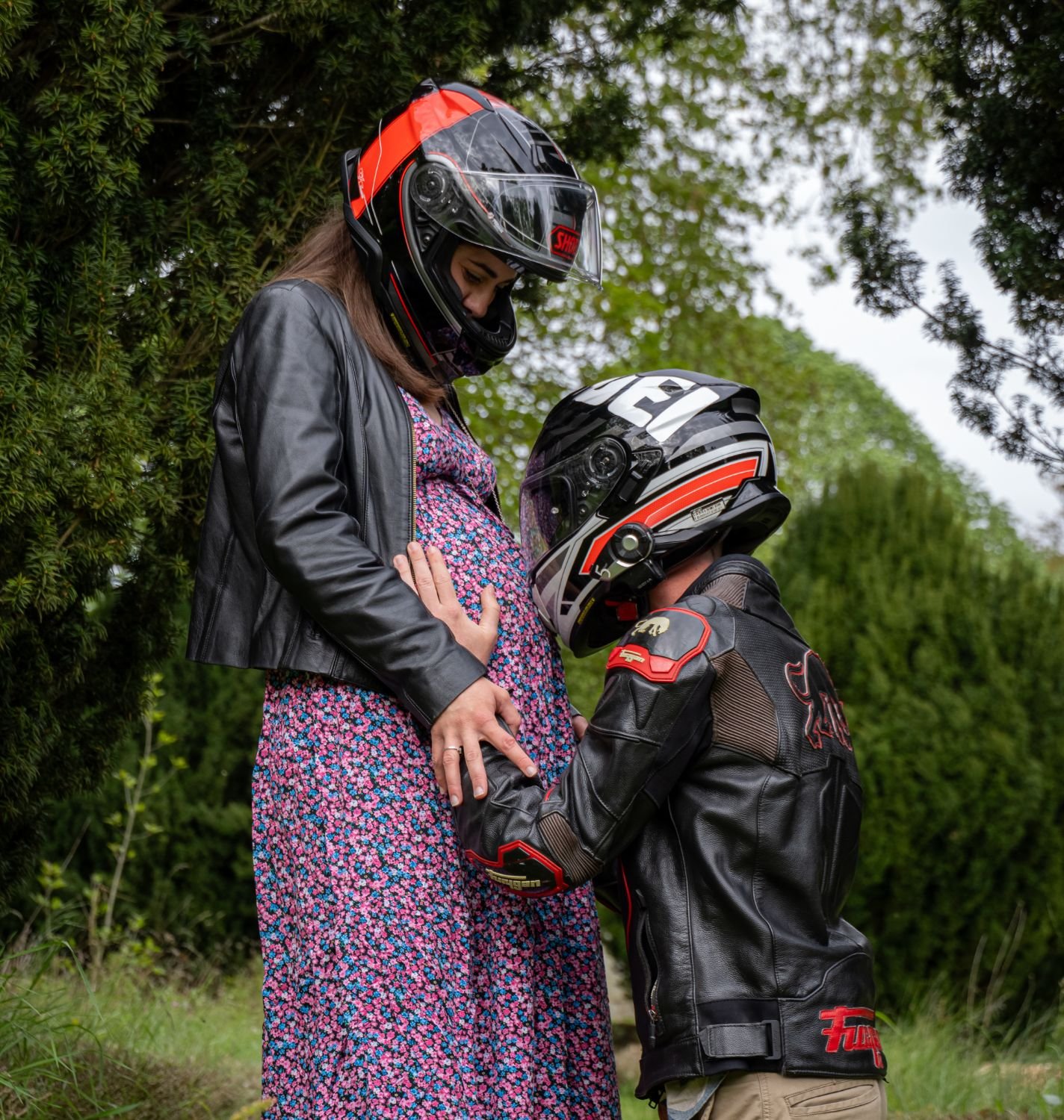 Futur papa casqué embrassant le ventre de sa compagne
